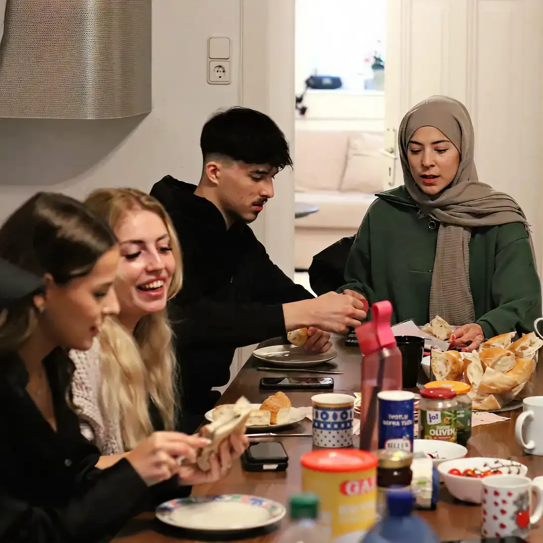 Kollegen frühstücken zusammen und tauschen sich aus